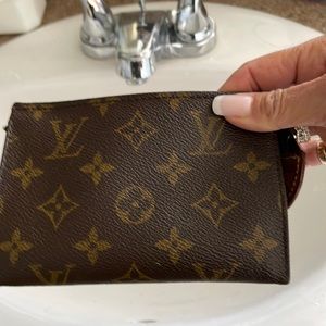 Cosmetic pouch authentique Louis Vuitton